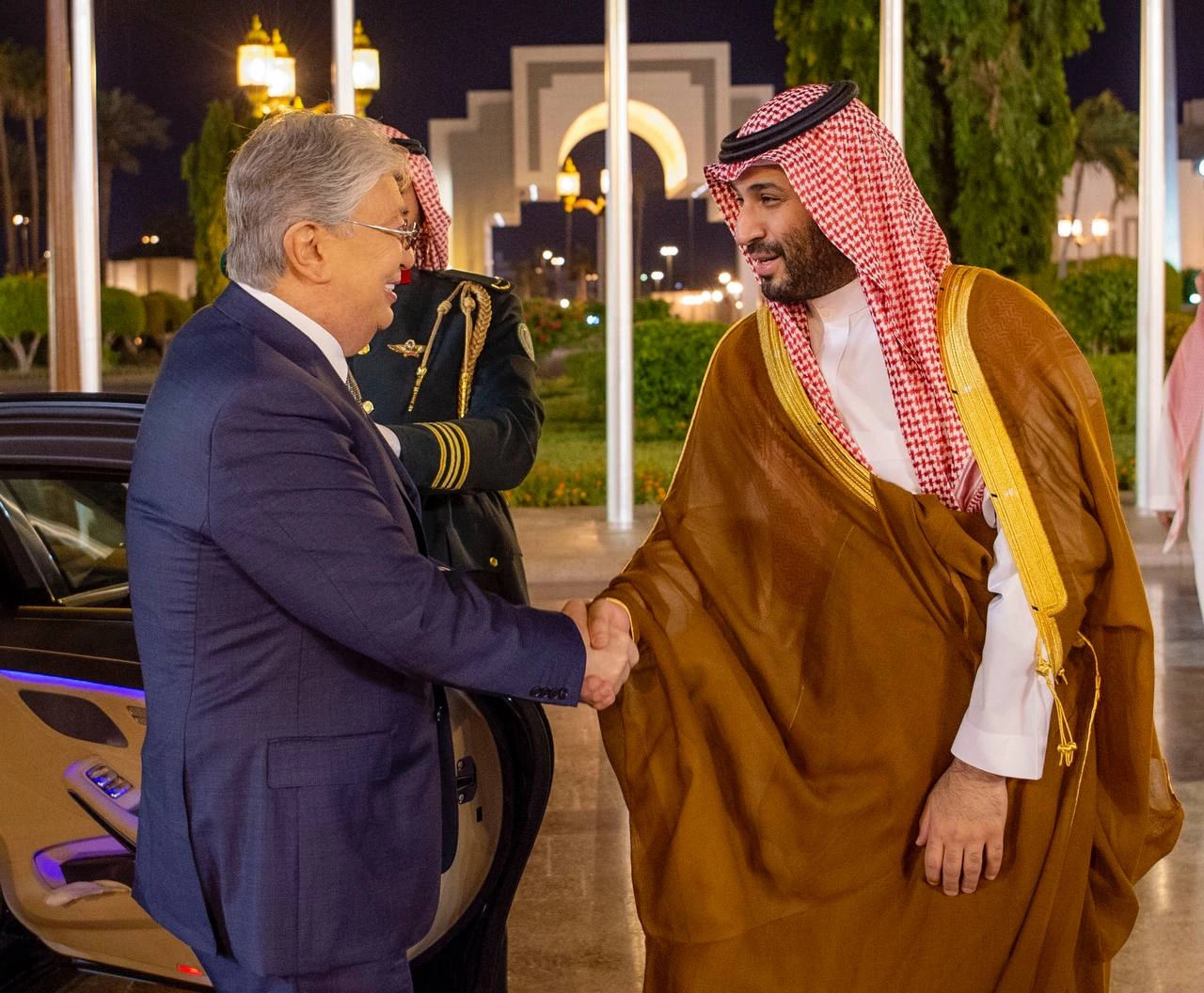 سمو سيدي ولي العهد يستقبل فخامة رئيس جمهورية كازاخستان بجدة - صورة 1