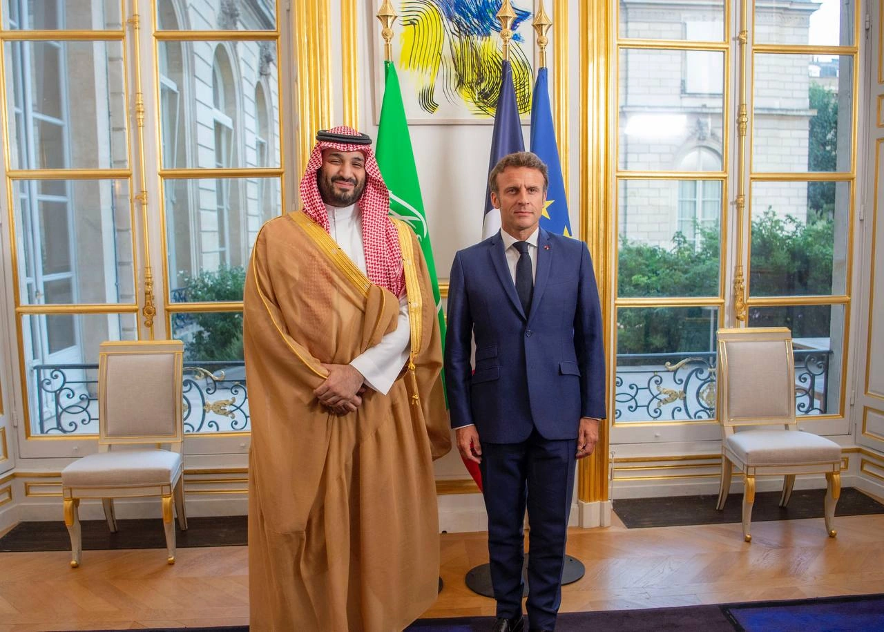 سمو سيدي ولي العهد يلتقي فخامة الرئيس الفرنسي ويعقدان اجتماعاً موسعاً بحضور وفدي البلدين - صورة 1
