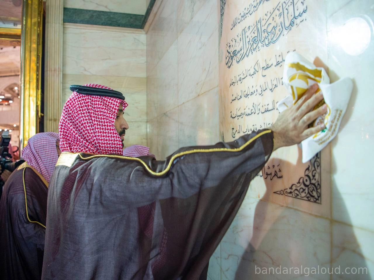 سمو سيدي ولي العهد يتشرف بغسل الكعبة المشرفة نيابة عن سيدي خادم الحرمين الشريفين - صورة 1