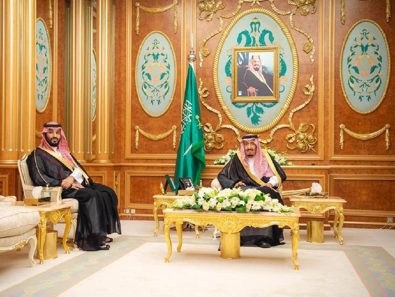سمو وزير الدفاع ووزير التعليم يؤديان القسم أمام سيدي خادم الحرمين الشريفين وبحضور ولي العهد - صورة 1