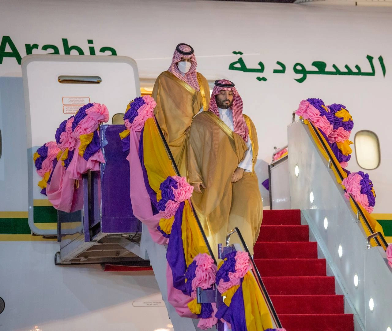 سمو سيدي ولي العهد يصل بانكوك ودولة رئيس الوزراء في مقدمة مستقبليه - صورة 1