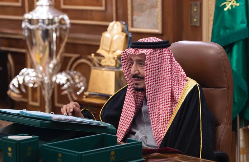 سيدي خادم الحرمين الشريفين يرأس جلسة مجلس الوزراء عبر الاتصال المرئي - صورة 3