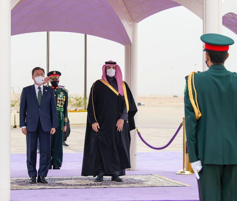 سمو سيدي ولي العهد يستقبل رئيس جمهورية كوريا لدى وصوله الرياض - صورة 2