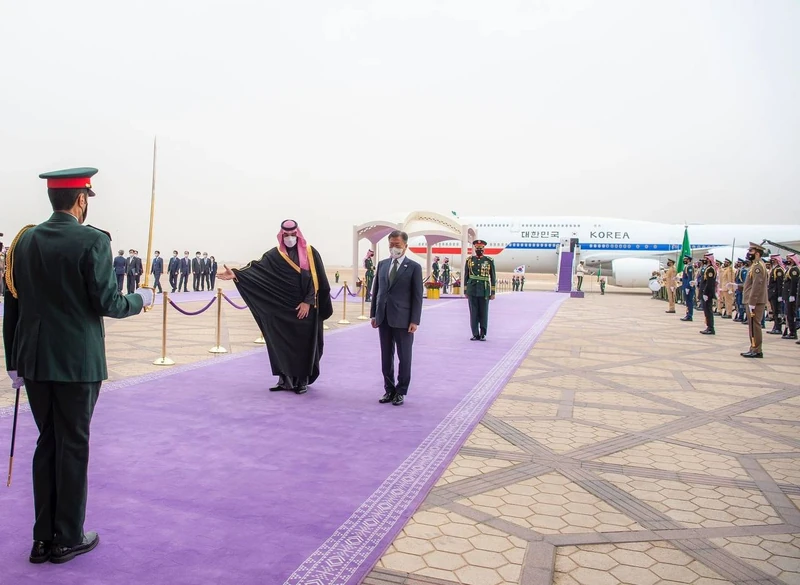 سمو سيدي ولي العهد يستقبل رئيس جمهورية كوريا لدى وصوله الرياض - صورة 3