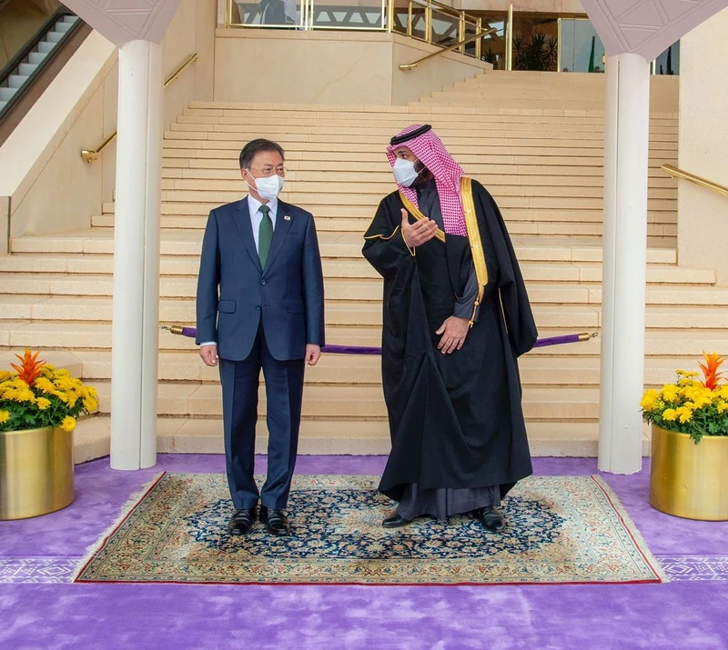 سمو سيدي ولي العهد يستقبل رئيس جمهورية كوريا لدى وصوله الرياض - صورة 4