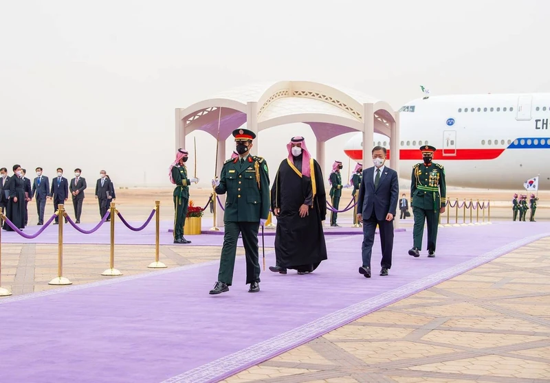 سمو سيدي ولي العهد يستقبل رئيس جمهورية كوريا لدى وصوله الرياض - صورة 9