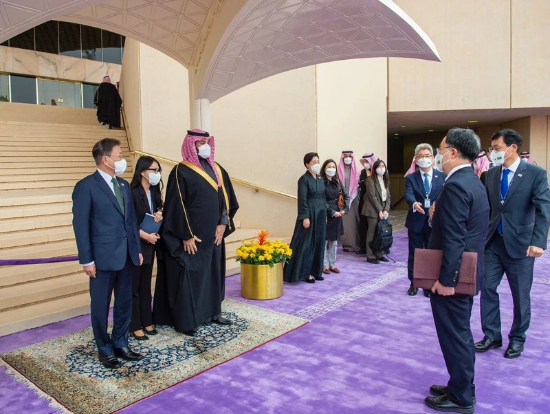 سمو سيدي ولي العهد يستقبل رئيس جمهورية كوريا لدى وصوله الرياض - صورة 10