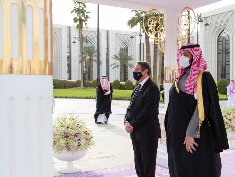 سمو سيدي ولي العهد يستقبل فخامة رئيس قبرص وقد أجريت لفخامته مراسم استقبال رسمية - صورة 2