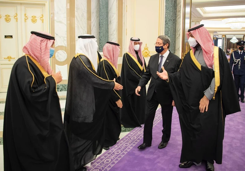 سمو سيدي ولي العهد يستقبل فخامة رئيس قبرص وقد أجريت لفخامته مراسم استقبال رسمية - صورة 4