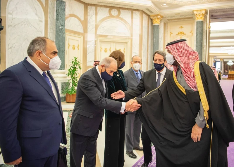 سمو سيدي ولي العهد يستقبل فخامة رئيس قبرص وقد أجريت لفخامته مراسم استقبال رسمية - صورة 5