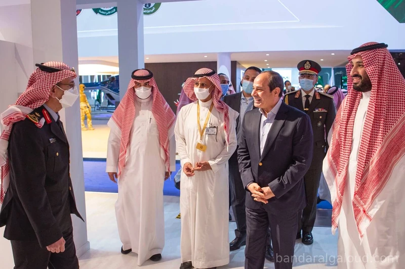 سمو سيدي ولي العهد يصطحب رئيس جمهورية مصر في جولة بمعرض الدفاع - صورة 2