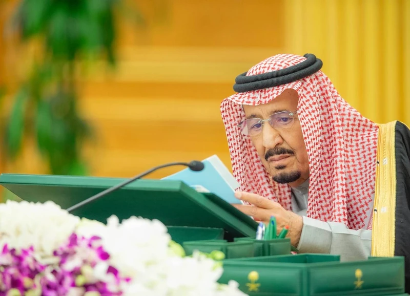 سيدي خادم الحرمين الشريفين يرأس جلسة مجلس الوزراء - صورة 3