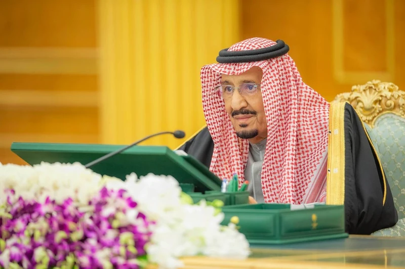 سيدي خادم الحرمين الشريفين يرأس جلسة مجلس الوزراء - صورة 5