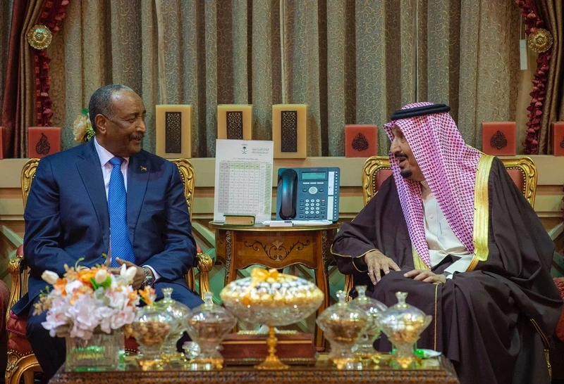سيدي خادم الحرمين الشريفين يستقبل رئيس مجلس السيادة الانتقالي السوداني - صورة 2