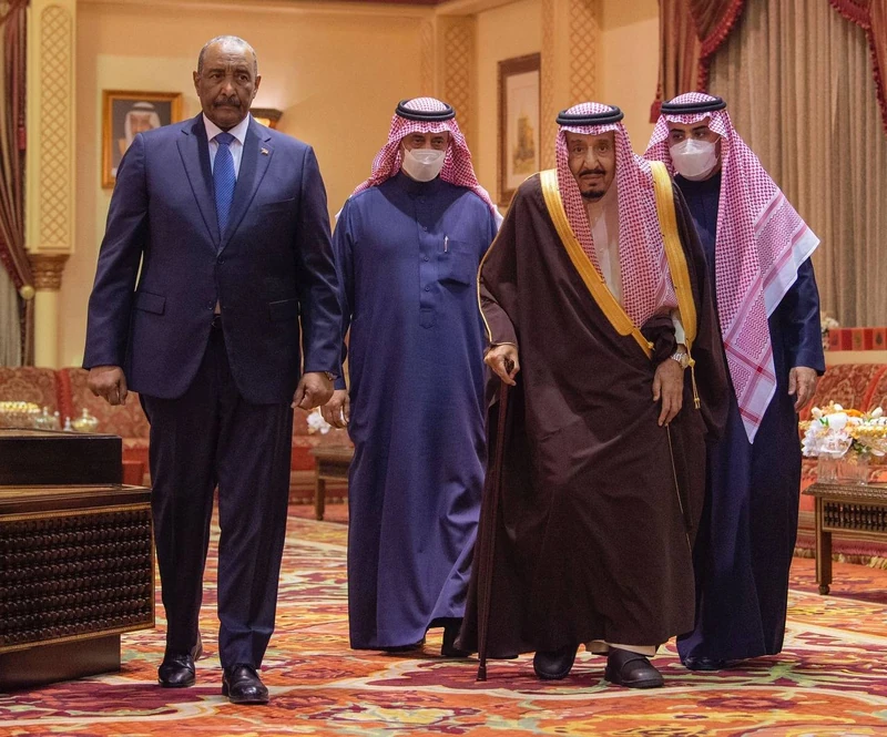 سيدي خادم الحرمين الشريفين يستقبل رئيس مجلس السيادة الانتقالي السوداني - صورة 3