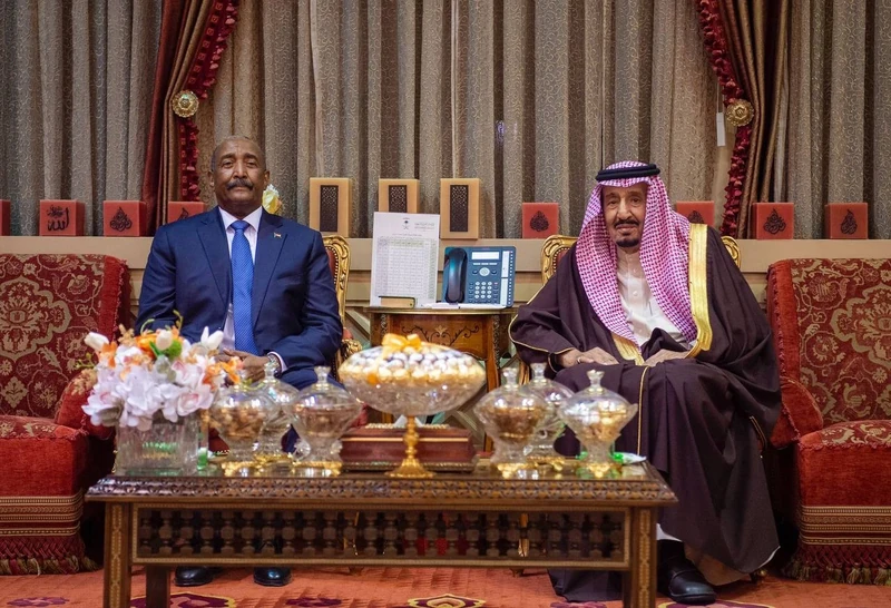 سيدي خادم الحرمين الشريفين يستقبل رئيس مجلس السيادة الانتقالي السوداني - صورة 6