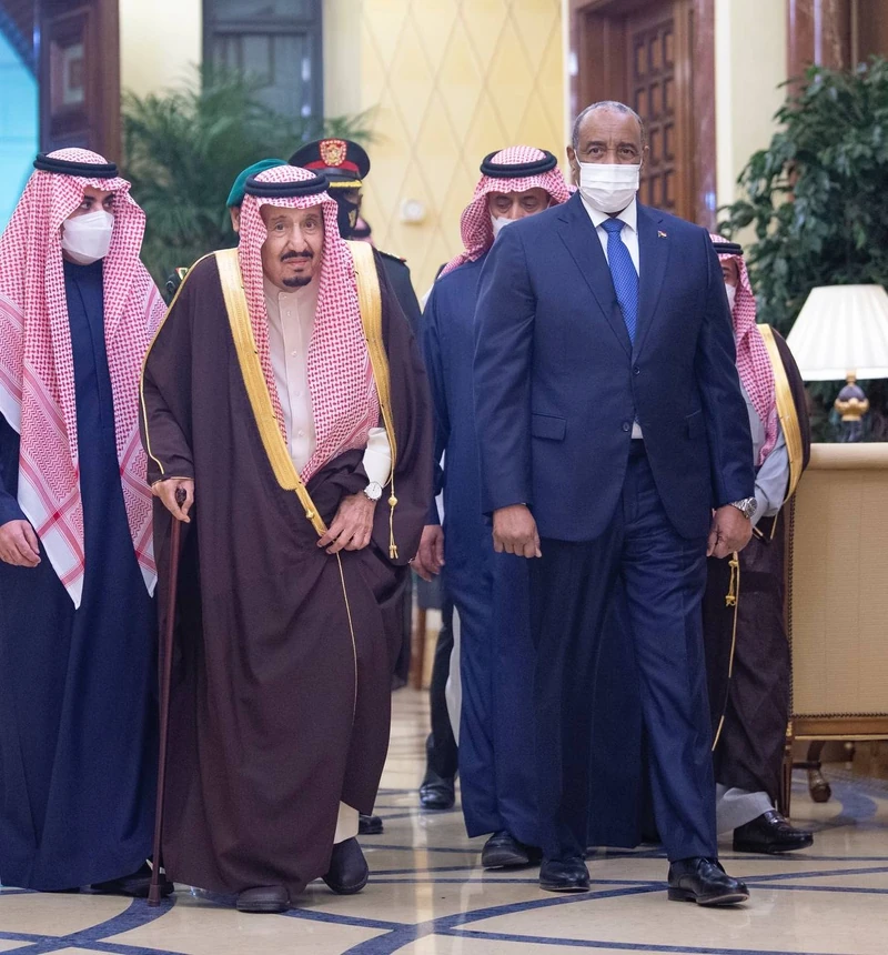 سيدي خادم الحرمين الشريفين يستقبل رئيس مجلس السيادة الانتقالي السوداني - صورة 10