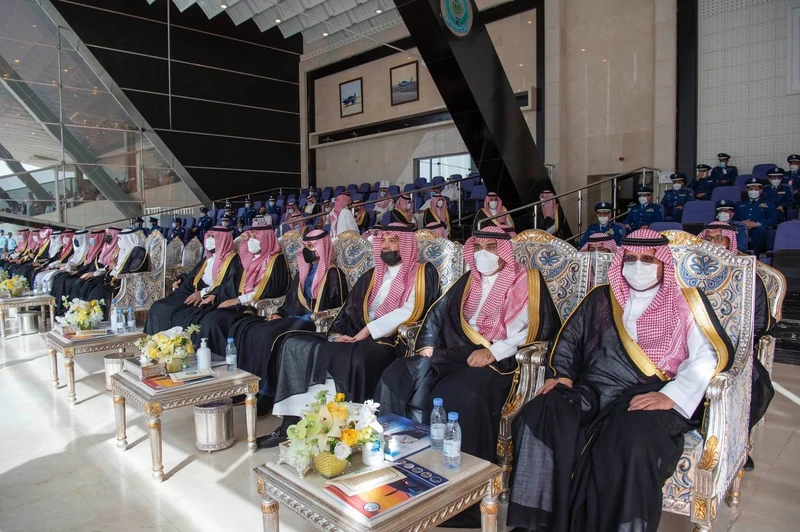 سمو سيدي ولي العهد يرعى حفل تخريج الدفعة 101 من طلبة كلية الملك فيصل الجوية - صورة 5