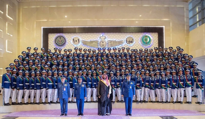 سمو سيدي ولي العهد يرعى حفل تخريج الدفعة 101 من طلبة كلية الملك فيصل الجوية - صورة 12