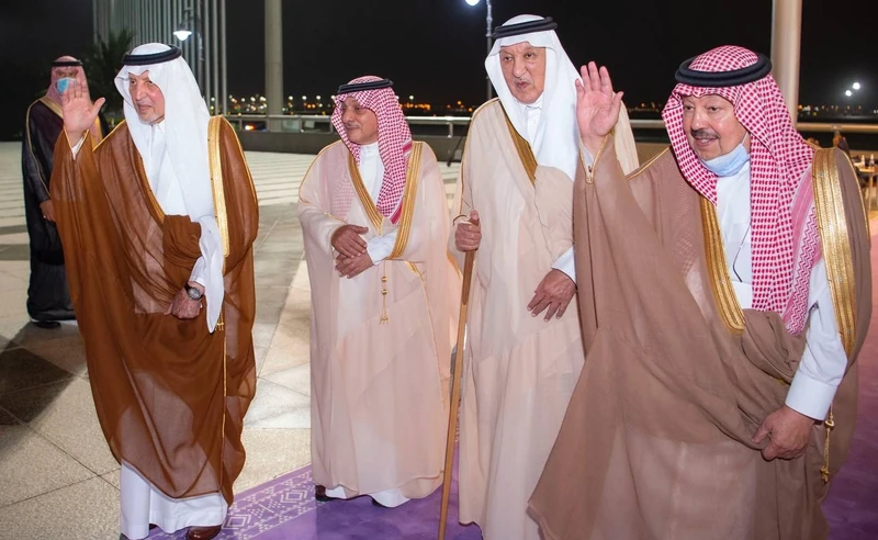 سيدي خادم الحرمين الشريفين يصل إلى جدة قادماً من الرياض - صورة 2