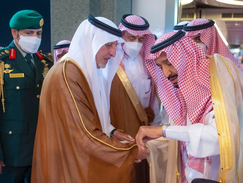 سيدي خادم الحرمين الشريفين يصل إلى جدة قادماً من الرياض - صورة 3