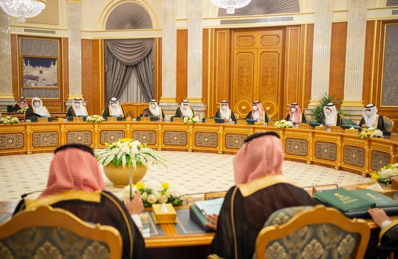 سيدي خادم الحرمين الشريفين يرأس جلسة مجلس الوزراء بجدة - صورة 3