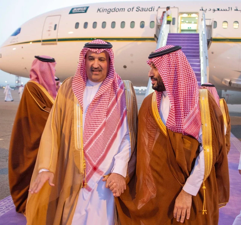 سمو سيدي ولي العهد يصل المدينة المنورة وفي مقدمة مستقبليه سمو أمير المنطقة وسمو نائبه - صورة 2
