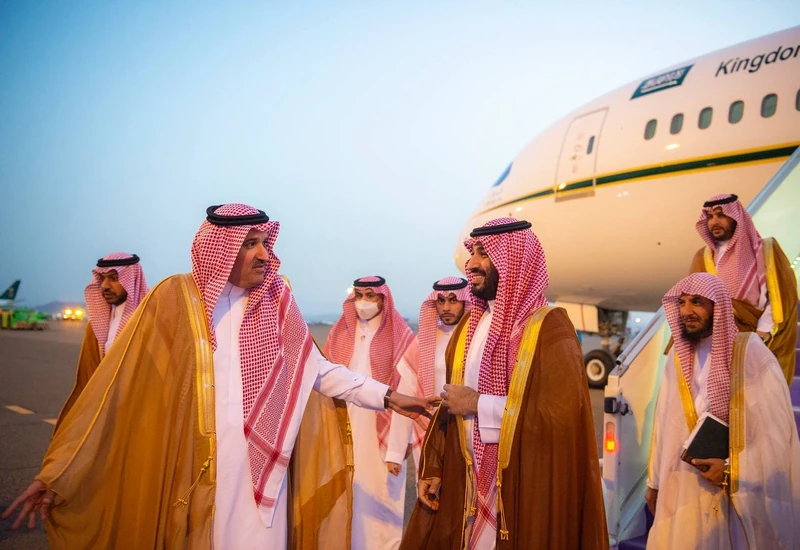 سمو سيدي ولي العهد يصل المدينة المنورة وفي مقدمة مستقبليه سمو أمير المنطقة وسمو نائبه - صورة 3
