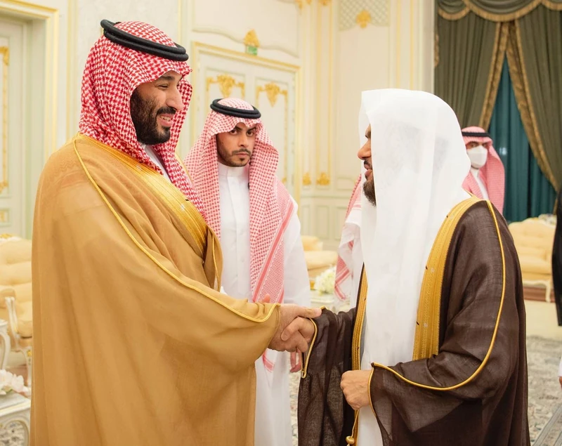 سمو سيدي ولي العهد يستقبل أصحاب الفضيلة والعلماء والمواطنين بالمدينة المنورة - صورة 4