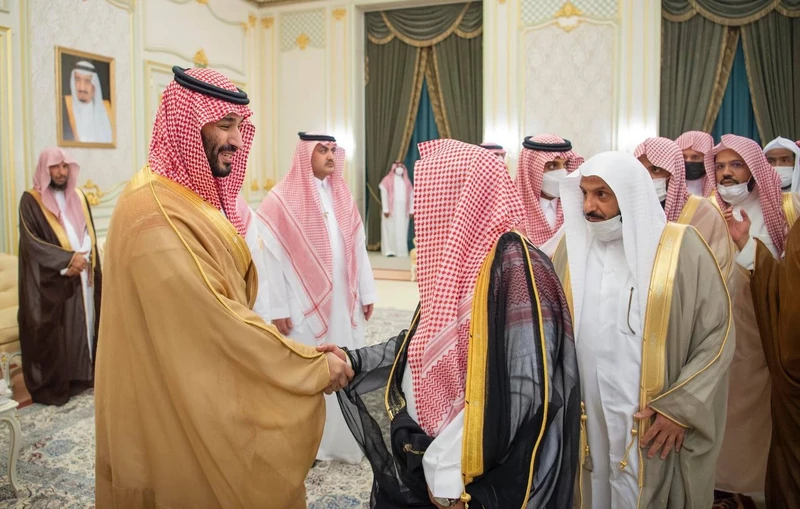 سمو سيدي ولي العهد يستقبل أصحاب الفضيلة والعلماء والمواطنين بالمدينة المنورة - صورة 5