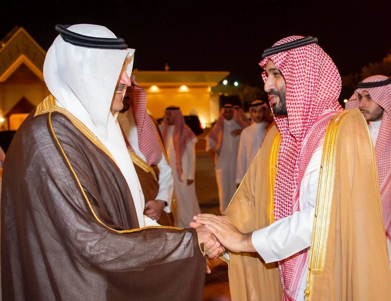 سمو سيدي ولي العهد يغادر المدينة المنورة وفي مقدمة مودعيه سمو أمير المنطقة وسمو نائبه - صورة 2