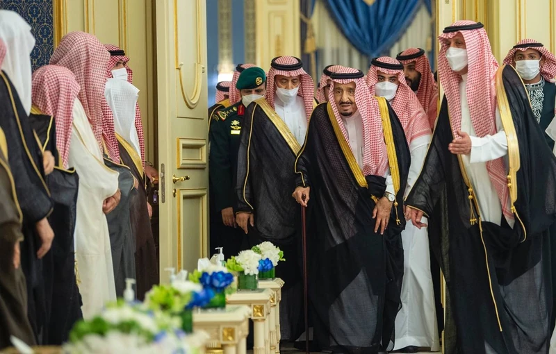 سيدي خادم الحرمين الشريفين يستقبل أصحاب السمو والفضيلة والمعالي وجمعاً من المواطنين - صورة 2