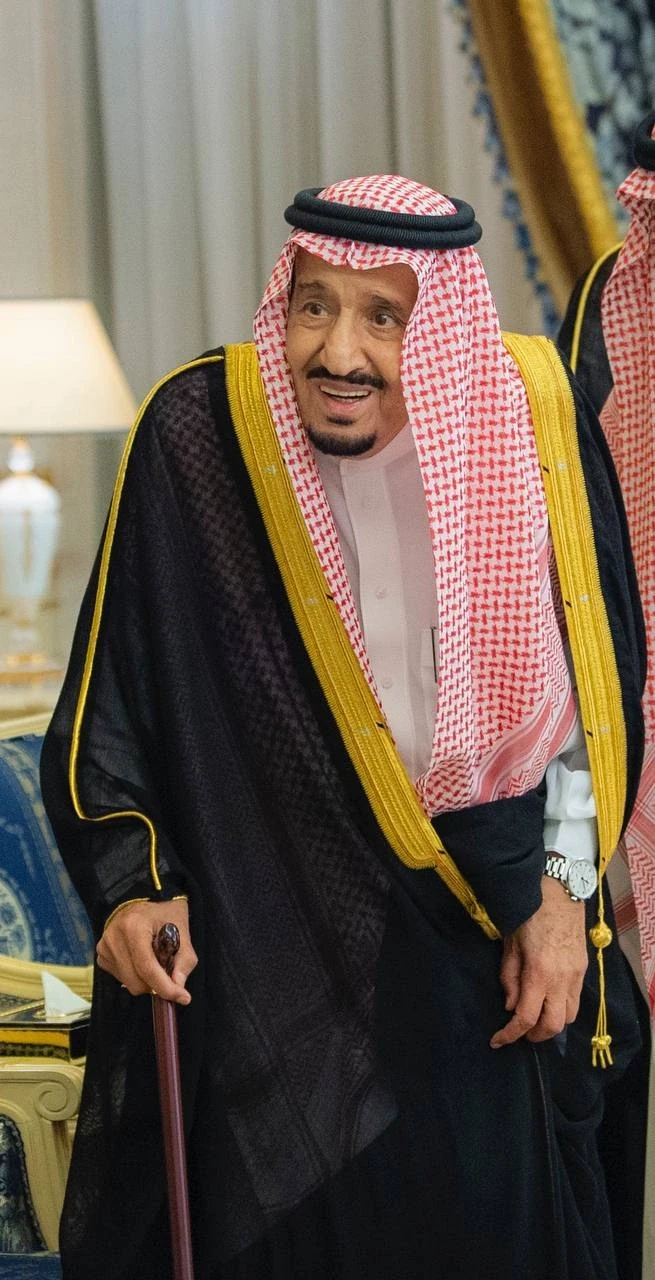 سيدي خادم الحرمين الشريفين يستقبل أصحاب السمو والفضيلة والمعالي وجمعاً من المواطنين - صورة 3