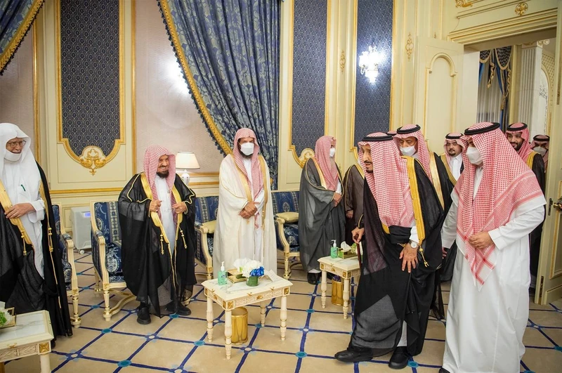 سيدي خادم الحرمين الشريفين يستقبل أصحاب السمو والفضيلة والمعالي وجمعاً من المواطنين - صورة 4