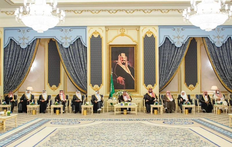 سيدي خادم الحرمين الشريفين يستقبل أصحاب السمو والفضيلة والمعالي وجمعاً من المواطنين - صورة 5