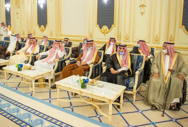 سيدي خادم الحرمين الشريفين يستقبل أصحاب السمو والفضيلة والمعالي وجمعاً من المواطنين - صورة 6