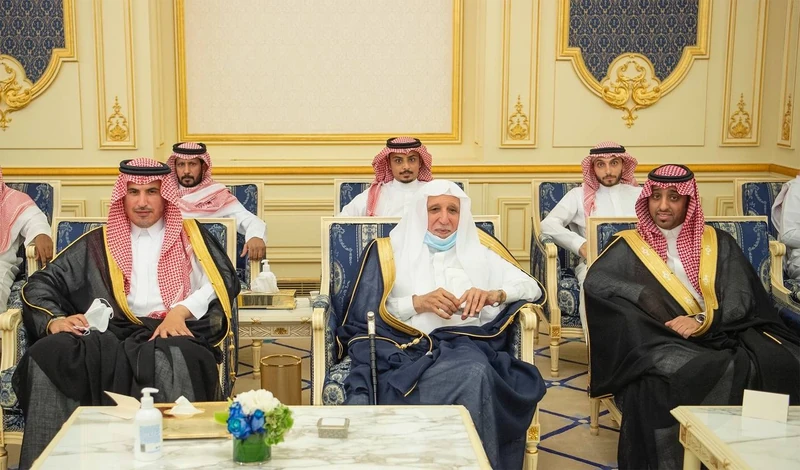 سيدي خادم الحرمين الشريفين يستقبل أصحاب السمو والفضيلة والمعالي وجمعاً من المواطنين - صورة 7