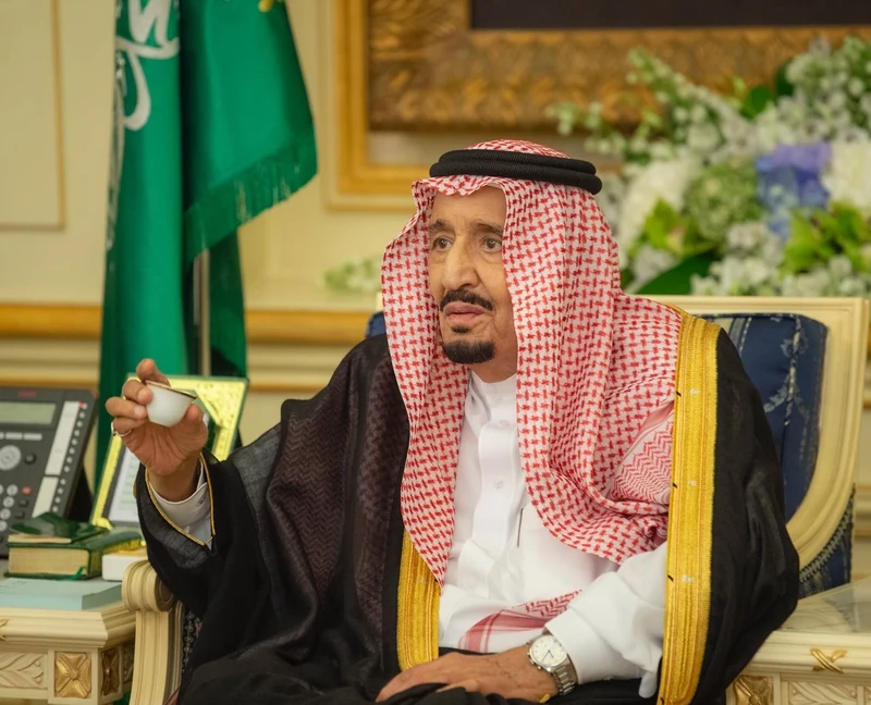 سيدي خادم الحرمين الشريفين يستقبل أصحاب السمو والفضيلة والمعالي وجمعاً من المواطنين - صورة 9