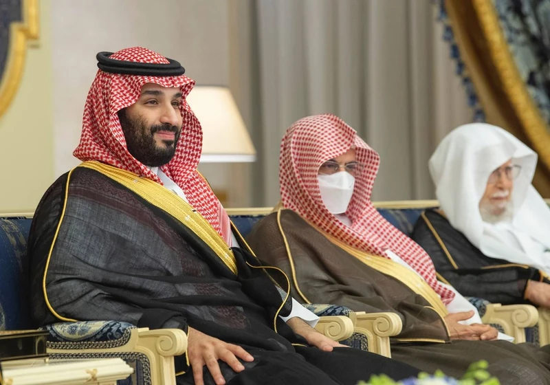 سيدي خادم الحرمين الشريفين يستقبل أصحاب السمو والفضيلة والمعالي وجمعاً من المواطنين - صورة 10