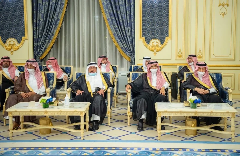 سيدي خادم الحرمين الشريفين يستقبل أصحاب السمو والفضيلة والمعالي وجمعاً من المواطنين - صورة 12
