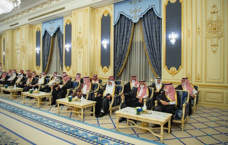سيدي خادم الحرمين الشريفين يستقبل أصحاب السمو والفضيلة والمعالي وجمعاً من المواطنين - صورة 14