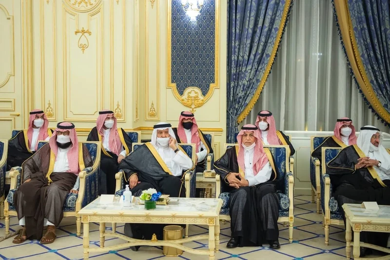 سيدي خادم الحرمين الشريفين يستقبل أصحاب السمو والفضيلة والمعالي وجمعاً من المواطنين - صورة 16
