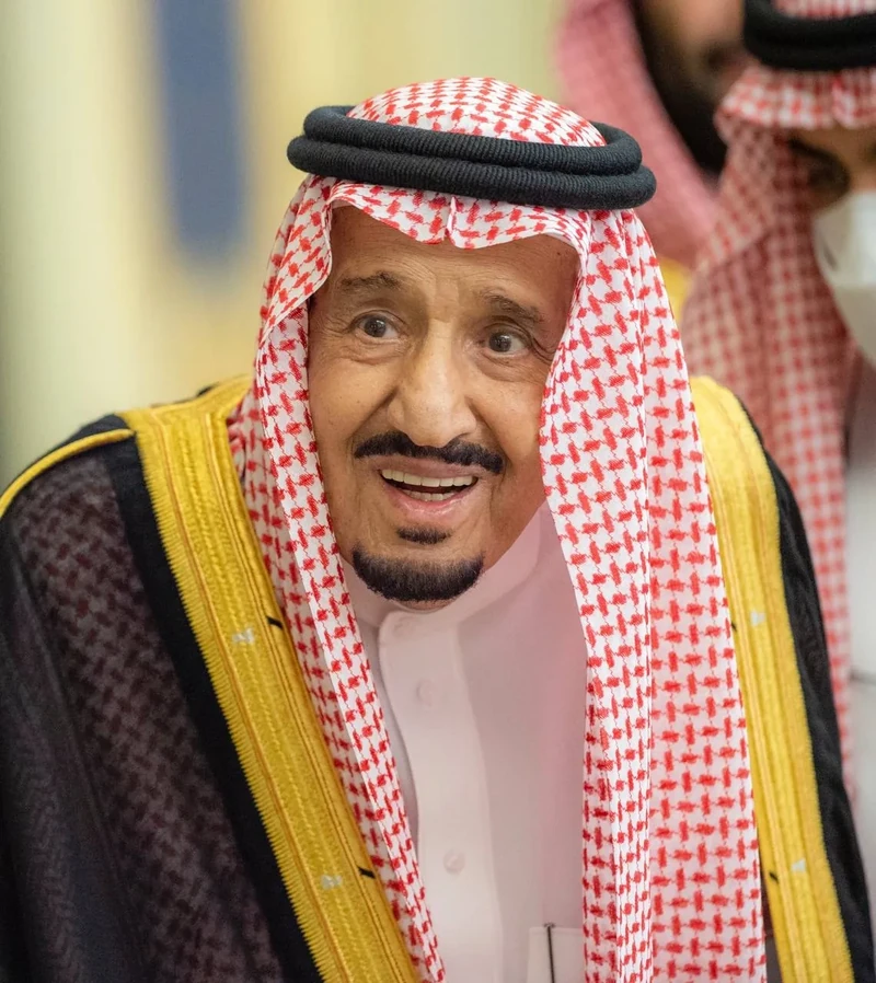 سيدي خادم الحرمين الشريفين يستقبل أصحاب السمو والفضيلة والمعالي وجمعاً من المواطنين - صورة 17