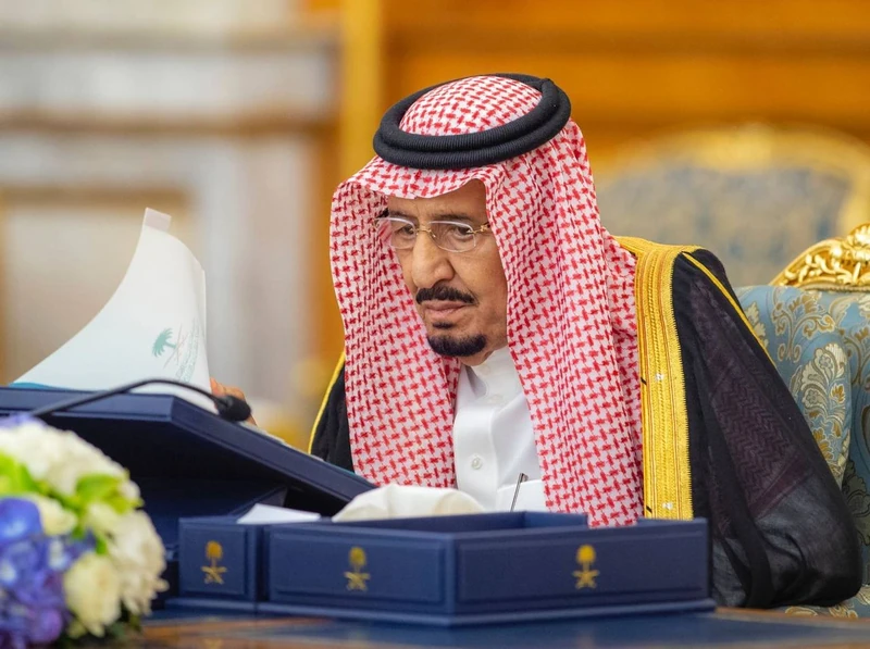 سيدي خادم الحرمين الشريفين يرأس جلسة مجلس الوزراء في قصر السلام بجدة - صورة 4