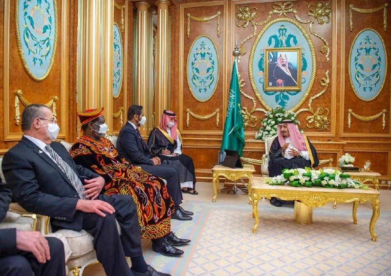 سيدي خادم الحرمين الشريفين يستقبل عميد ورؤساء السلك الدبلوماسي - صورة 3