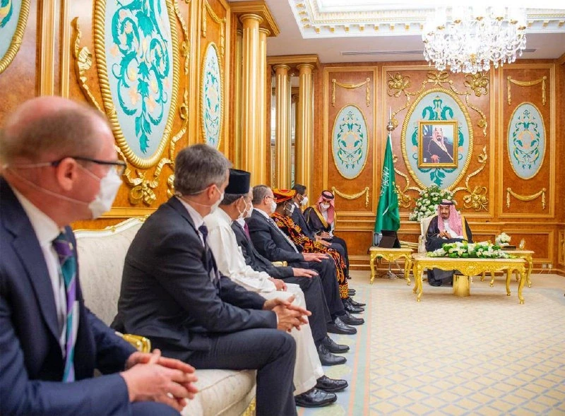 سيدي خادم الحرمين الشريفين يستقبل عميد ورؤساء السلك الدبلوماسي - صورة 4