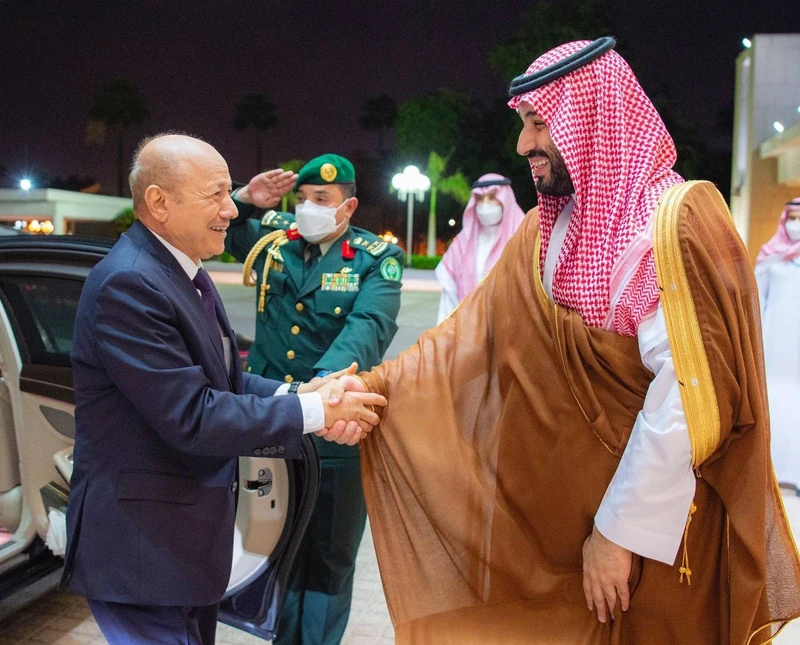 سيدي خادم الحرمين الشريفين يستقبل رئيس مجلس القيادة الرئاسي اليمني ونوابه - صورة 2