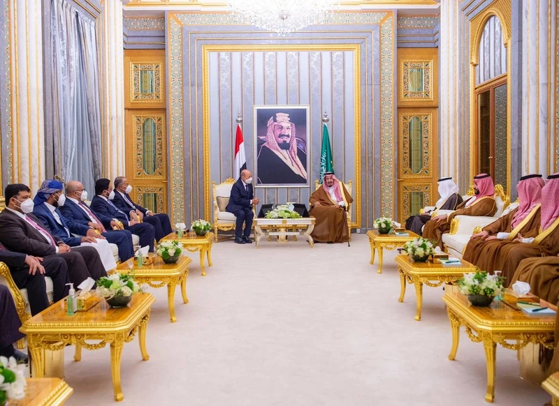 سيدي خادم الحرمين الشريفين يستقبل رئيس مجلس القيادة الرئاسي اليمني ونوابه - صورة 3