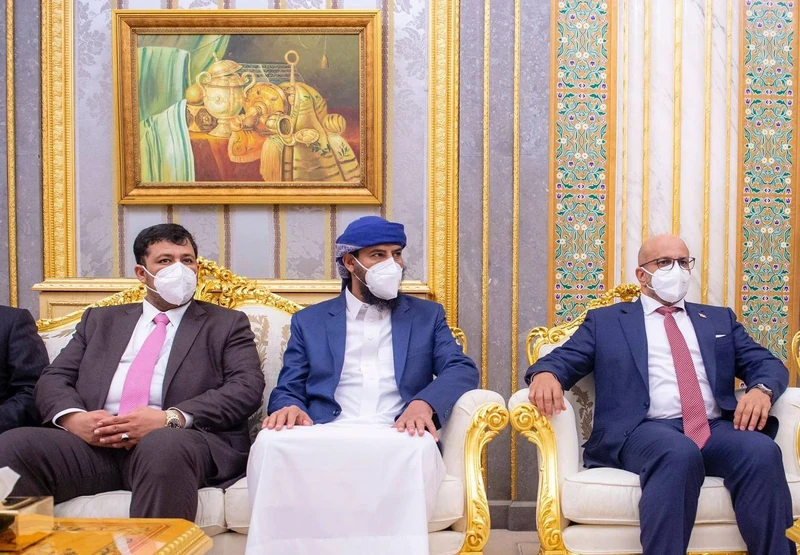 سيدي خادم الحرمين الشريفين يستقبل رئيس مجلس القيادة الرئاسي اليمني ونوابه - صورة 4