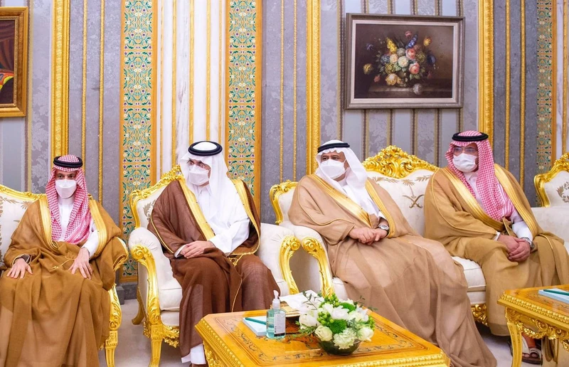 سيدي خادم الحرمين الشريفين يستقبل رئيس مجلس القيادة الرئاسي اليمني ونوابه - صورة 5